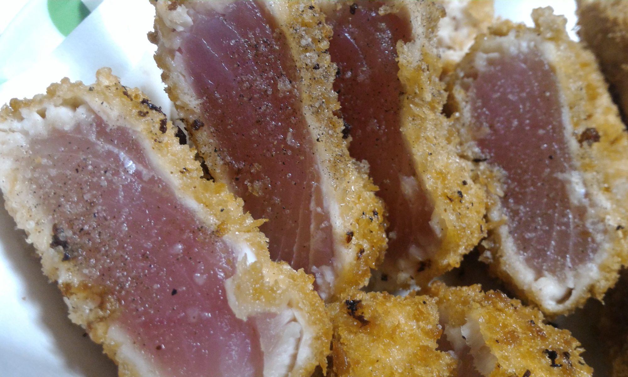 塩を振りかけたマグロ柵のレアフライ